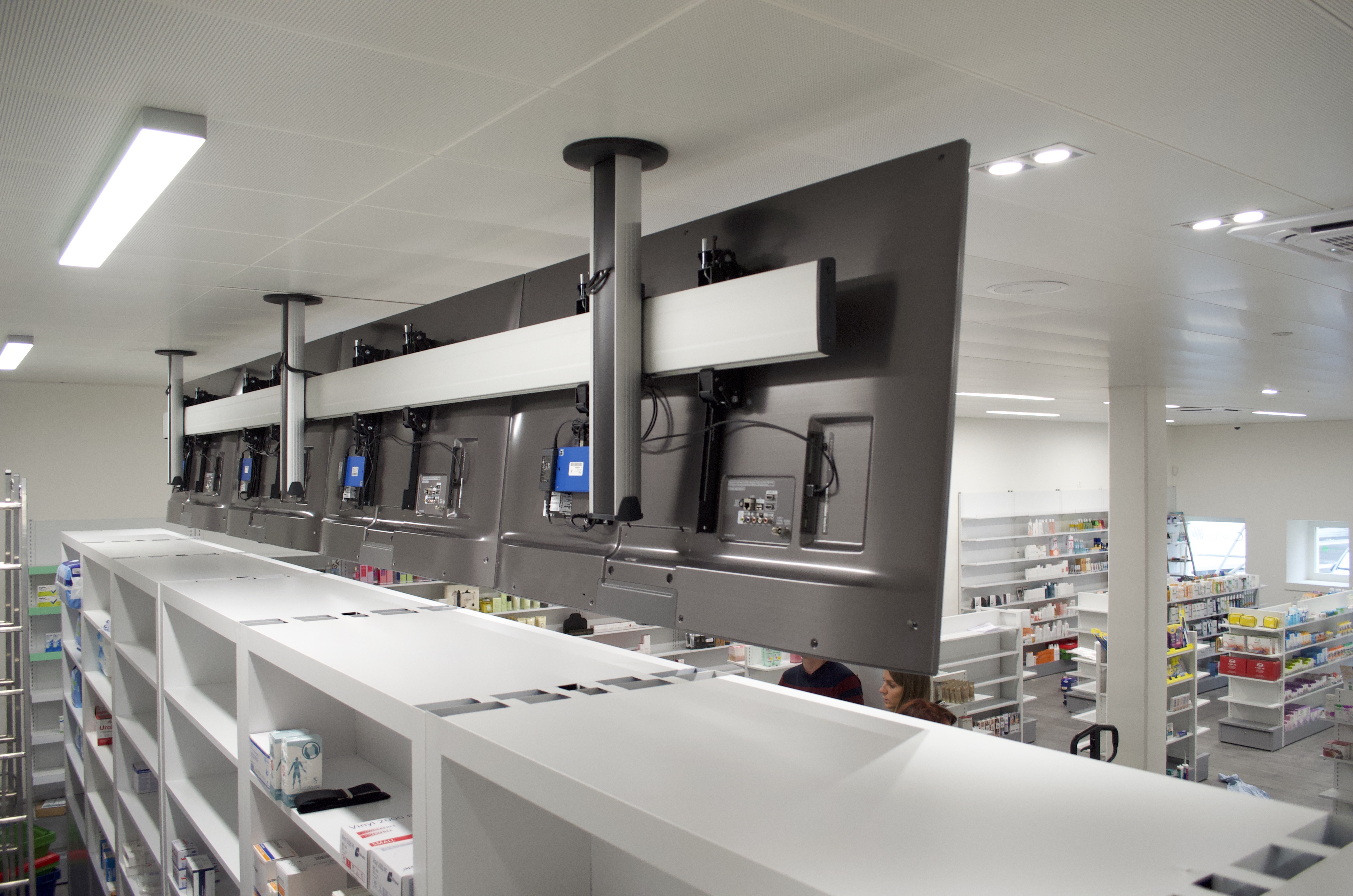 Pharmacy - Installation of 4 screens with 4 SpinetiX Diva in Arya mode. Back view